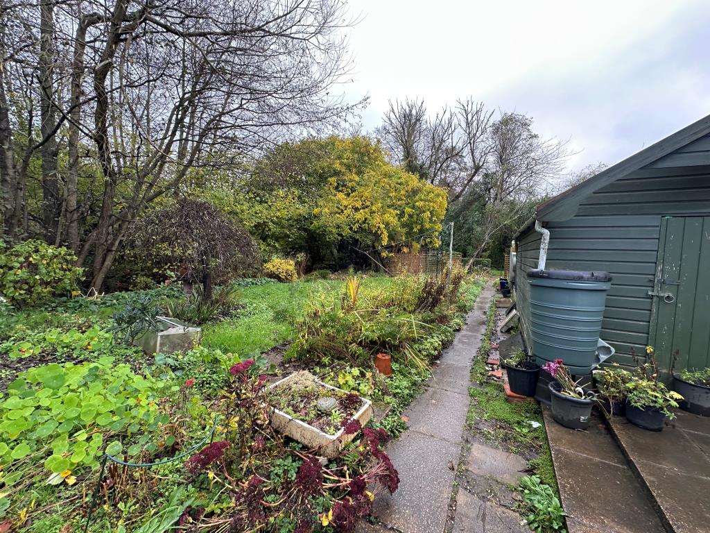 Lot: 143 - MID-TERRACE STATUTORY INVESTMENT - Garden